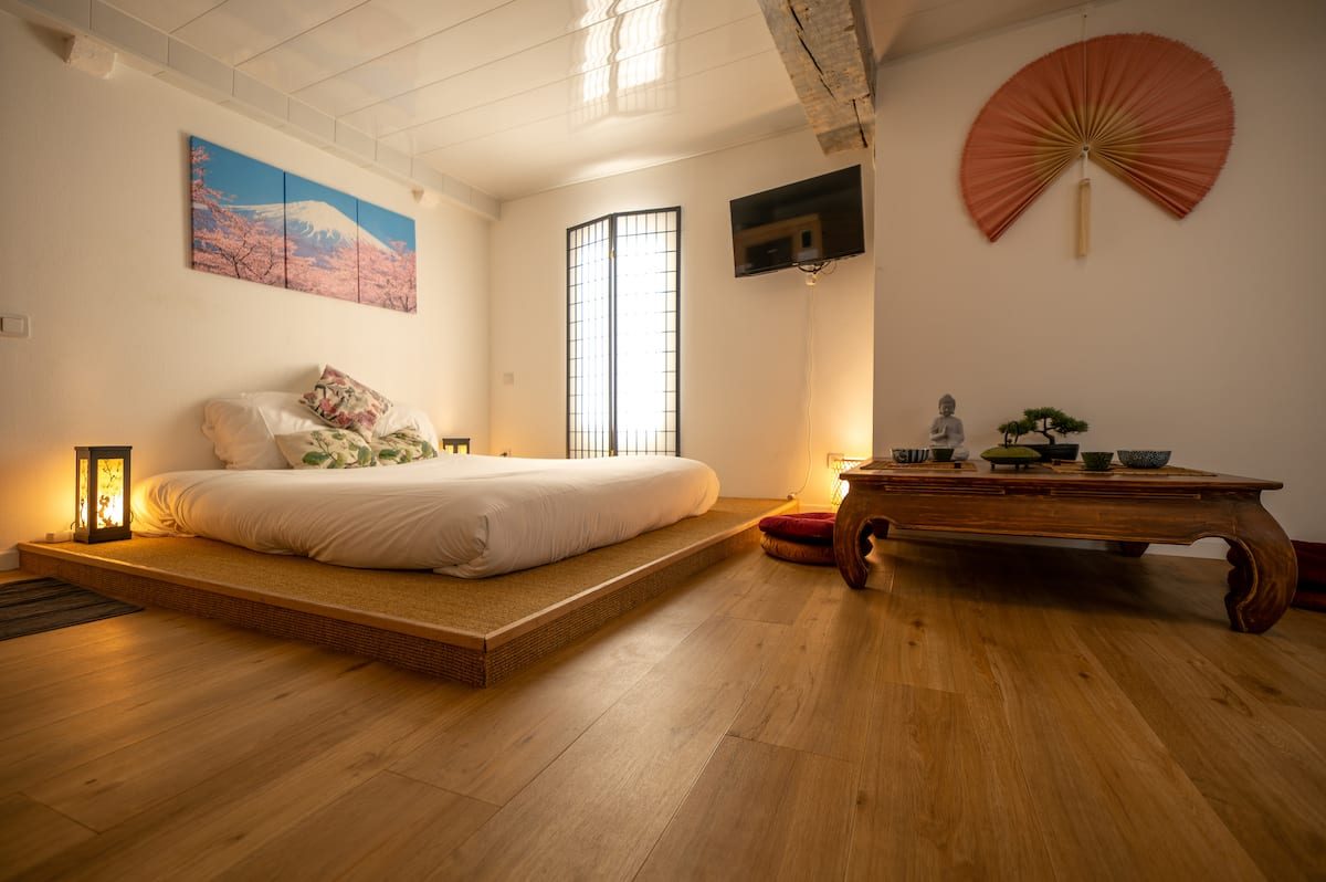 Pièce principale japonaise avec futon sur tatami