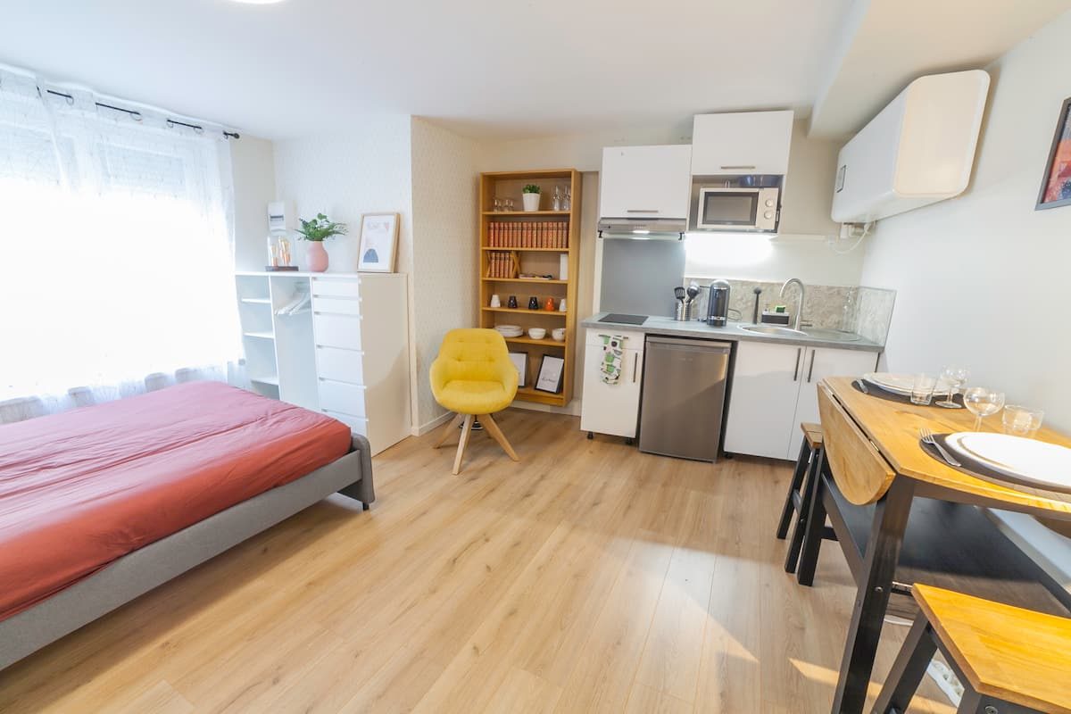 Studio lumineux avec lit double et cuisine équipée
